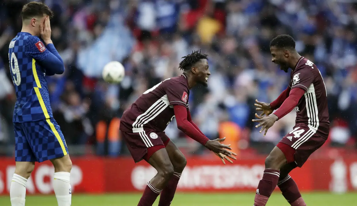 Pemain Leicester City, Kelechi Iheanacho dan Wilfred Ndidi melakukan selebrasi di depan pemain Chelsea, Mason Mount, usai menjuarai Piala FA di Stadion Wembley, Sabtu (15/5/2021). The Foxes menang dengan skor 1-0. (Nick Potts/Pool via AP)