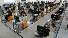 Peserta mengerjakan soal saat pelaksaan Ujian Tulis Berbasis Komputer Seleksi Nasional Berdasarkan Tes (UTBK SNBT) 2023 di ruang komputer Universitas Veteran, Depok, Selasa (9/5/2023). (merdeka.com/Arie Basuki)