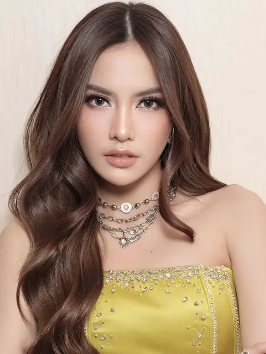 Inspirasi tampil flawless tapi tak berlebihan ala Mahalini. Ia memadukan nuansa nude dan highlighter di beberapa fitur terbaik wajahnya. [Foto: Instagram/dhirmanputra]