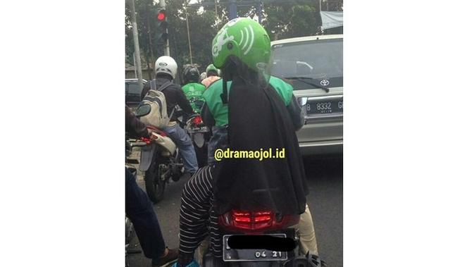 6 Kelakuan Cewek saat Pakai Helm di Jalan Ini Kocak (sumber: Instagram/dramaojol.id)