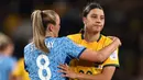 Pemain Timnas Inggris, Georgia Stanway (kiri) memberikan semangat kepada pemain Timnas Australia, Sam Kerr setelah laga semifinal Piala Dunia Wanita 2023 di Stadium Australia, Sydney, 16 Agustus 2023. (AFP/Franck Fife)