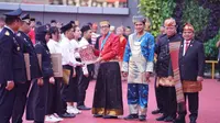 Menkumham Yasonna Hamonangan Laoly menyerahkan remisi secara simbolik kepada empat perwakilan warga binaan yang berasal dari Lapas Kelas IIA Salemba dan Lapas Perempuan Kelas IIA Jakarta.