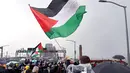 Dalam aksinya, pengunjuk rasa menentang tindakan Israel dan kekurangan pangan yang sedang berlangsung di Jalur Gaza. (DAVID GRAY/AFP)