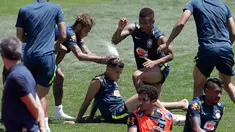 Pemain sepak bola Brasil, Neymar (kiri) dan Gabriel Jesus melempar tepung dan telur ke kepala Philippe Coutinho saat latihan jelang Piala Dunia 2018 di Sochi, Rusia, Selasa (12/6). Aksi ini untuk merayakan ulang tahun Coutinho. (AP Photo/Andre Penner)