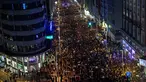 Ribuan orang berbaris menuju jalan Gran Via saat memperingati Hari Perempuan Internasional di Madrid (8/3). Mereka berkumpul dan melakukan aksi mogok untuk  hak-hak perempuan. (AFP/Oscar Del Pozo)