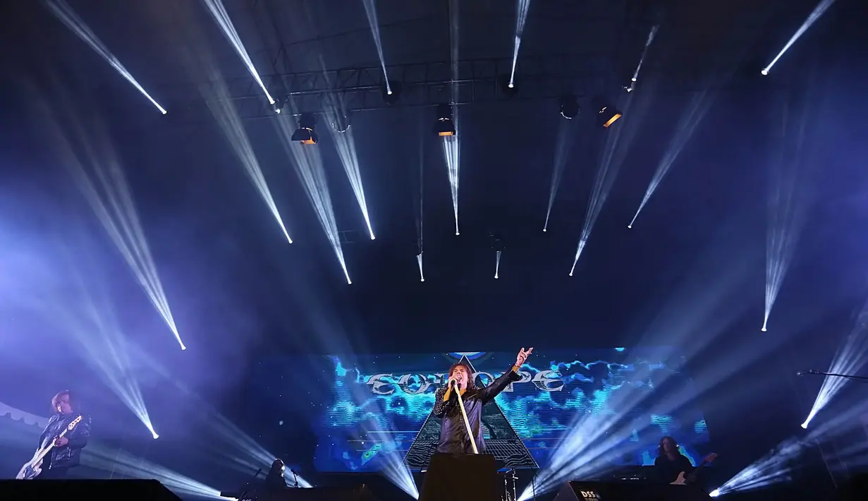 Ajakan sang vokalis untuk maju lebih dekat ke depan panggung dan menyanyi bersama pun langsung disambut antusias. (Bambang E. Ros/Bintang.com)