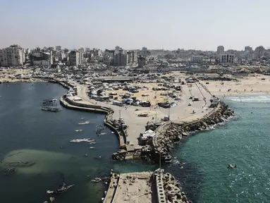 Pemandangan dari udara memperlihatkan tenda-tenda yang menampung pengungsi Palestina di kawasan yang rusak akibat perang di sekitar pelabuhan Kota Gaza pada 20 Oktober 2025, selama gencatan senjata yang dimediasi oleh Amerika Serikat antara Israel dan faksi-faksi Palestina. (Foto oleh AFP)