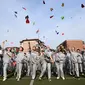 Para siswa SMA melempar pesawat-pesawatan kertas sebelum mengikuti ujian masuk perguruan tinggi di sebuah sekolah di Handan, Provinsi Hebei China utara (24/5). (AFP PHOTO/STR)