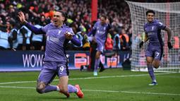 Pemain Liverpool, Darwin Nunez, melakukan selebrasi setelah mencetak gol ke gawang Nottingham Forest pada laga pekan ke-27 Premier League 2023/2024 di City Ground, Sabtu (2/3/2024). (AFP/Paul Ellis)