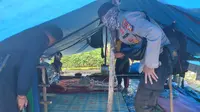 Personel Polda Riau mengecek tenda tempat harimau serang pekerja di Kabupaten Pelalawan. (Liputan6.com/M Syukur)