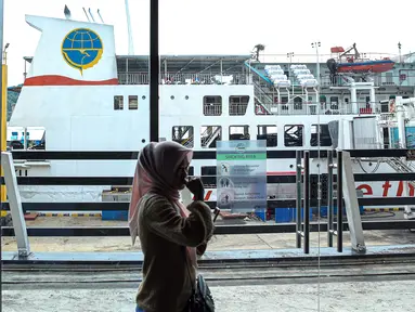 Pemudik berjalan menuju kapal di Pelabuhan Dermaga Eksekutif Merak, Kota Cilegon, Banten, Selasa (18/4/2023).  PT ASDP Indonesia Ferry memperkirakan puncak arus mudik Pelabuhan Merak akan terjadi pada H-3 serta arus balik pada H+7 Lebaran 2023. (Liputan6.com/Faizal Fanani)