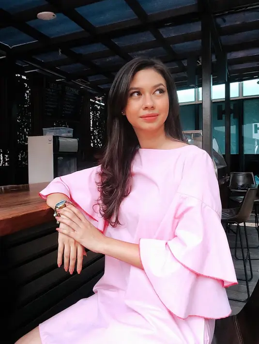 "Enggak ada (yang dekatin) kayaknya, serius. WhatsApp tuh kosong. Bingung juga yah, rasanya jadi pengin gue jual HP gue nih," kata Yuki sambil tertawa pada awak media.  (Instagram/yukikt)