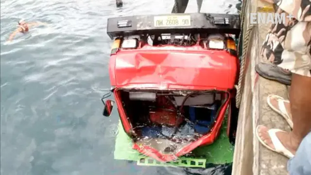 Diduga akibat rem blong sebuah truk pengangkut barang tercebur ke laut di dekat pelabuhan Ahmad Yani, Ternate Maluku Utara