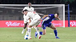 Duel sengit striker anyar Persib Bandung, Balsa Sekulic (99), dengan pemain Arema FC, Diego Landis, dalam laga Grup A Piala Presiden 2026 di Stadion Si Jalak Harupat, Soreang, Kabupaten Bandung, Sabtu (25/7/2026) malam. Persib berhasil memenangi pertandingan dengan skor tipis 1-0 berkat gol Uilliam Barros pada menit ke-23. (Bola.com/Erwin Snaz)