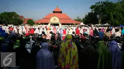 Ratusan Warga melakukan salat gerhana matahari di Masjid Kauman,Yogyakarta, Rabu (9/3/2016). Salat gerhana tersebut diadakan sebagai ungkapan syukur atas kuasa Allah SWT. (Liputan6.com/Boy Harjanto)