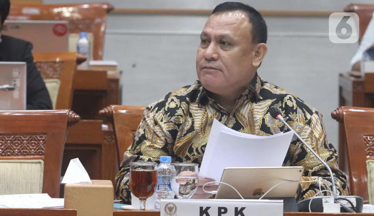 Ketua Komisi Pemberantasan Korupsi (KPK), Firli Bahuri saat mengikuti rapat kerja dengan Komisi III DPR di Kompleks Parlemen, Senayan, Jakarta, Rabu (7/9/2022). Rapat tersebut membahas RKA K/L tahun 2023 dan pembahasan usulan program yang akan didanai oleh DAK. (Liputan6.com/Angga Yuniar)