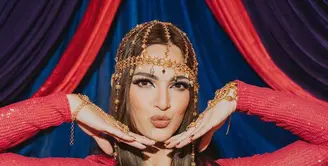 Nia Ramadhani bergaya ala Cleopatra di pesta ulang tahun bertema Arabian Night. [Foto: @ramadhaniabakrie]