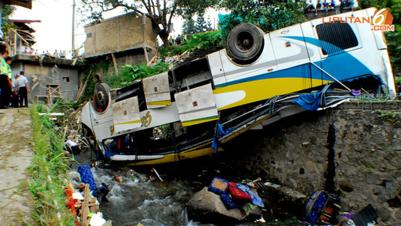 bus-cisarua-kecelakaan-130821c.jpg