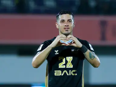 Pemain Dewa United, Alexis Messidoro, melakukan selebrasi setelah mencetak gol ke gawang Shan United pada matchday ketiga Grup E AFC Challange League 2025-2026di Stadion Indomilk Arena, Tangerang, Sabtu (01/11/2025) malam WIB. (Bola.com/M Iqbal Ichsan)