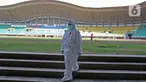Petugas medis berjalan di Stadion Patriot Chandrabhaga, Bekasi, Jawa Barat, Rabu (9/9/2020). Pemerintah Kota Bekasi menyiapkan ruang isolasi tambahan dengan fasilitas oksigen dan 55 tempat tidur untuk pasien Covid-19 di Stadion Patriot Chandrabhaga. (Liputan6.com/Herman Zakharia)