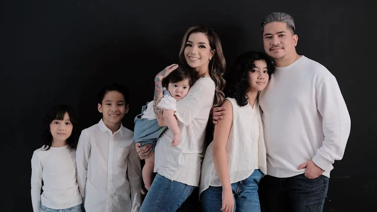 Potret Kompak Sheila Marcia dan Dimas Putra Asuh Anak, Kini Hamil Lagi