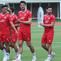 Elkan Baggott yang sempat lama absen dari skuad Garuda, tampak mengikuti latihan bersama rekan-rekannya. Tampak dalam foto, pemain Timnas Indonesia, Elkan Baggott (tengah) saat mengikuti sesi latihan perdana di Lapangan Stadion Madya, Kompleks Gelora Bung Karno, Senayan, Jakarta, Selasa (24/3/2026). (Bola.com/M Iqbal Ichsan)