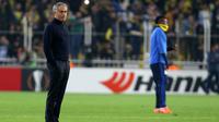 Manajer Manchester United Jose Mourinho menemani timnya melawan Fenerbahce di Sukru Saracoglu, Istanbul, Kamis (3/11/2016). (AFP/STR)