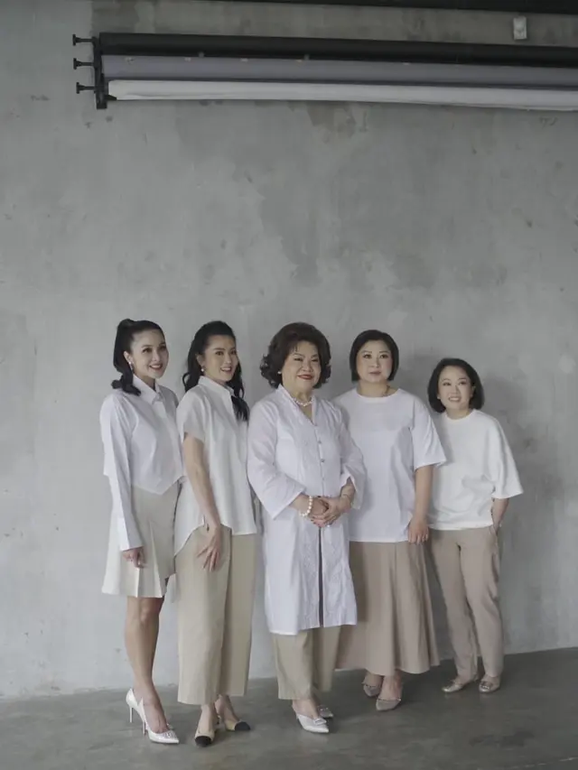 Tampil Kompak, Ini 7 Momen Pemotretan Sandra Dewi Bersama Keluarga Besar Moeis