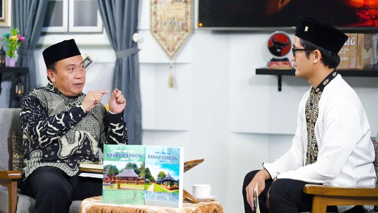 Mengupas naskah Babad Cirebon bersama KH Ahmad Baso.
