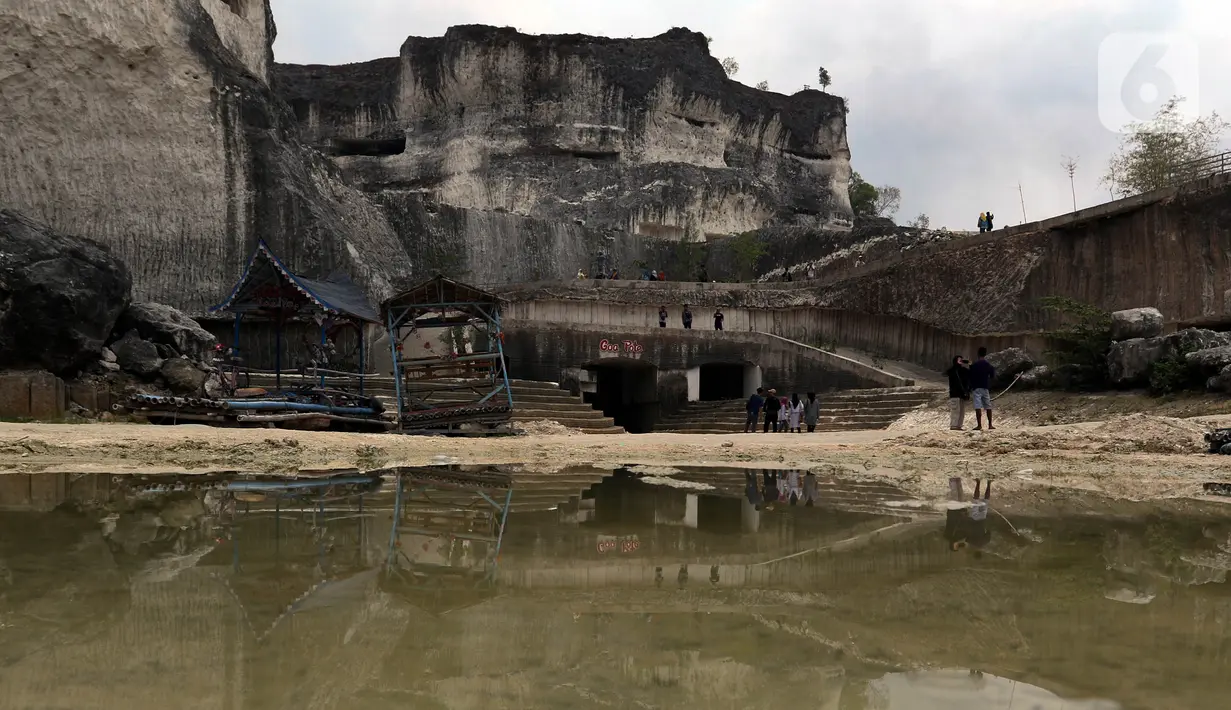 Wisatawan mengunjungi tempat rekreasi penambangan batu kapur di Bukit Jaddih, Bangkalan, Madura, Jawa Timur, Minggu (3/11/2019). Lokasi tersebut menjadi primadona masyarakat untuk berlibur mengisi waktu kosong dengan melihat-lihat atau berswafoto. (Liputan6.com/JohanTallo)