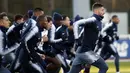 Striker Prancis, Olivier Giroud dan rekannya melakukan sesi latihan jelang laga kualifikasi Piala Eropa 2020 di Clairefontaine, Paris, Rabu (20/3). Prancis akan berhadapan dengan Moldova. (AP/Christophe Ena)