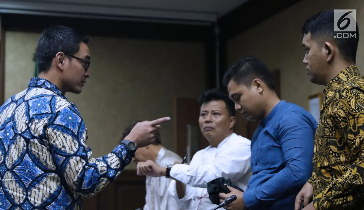 Gubernur Jambi nonaktif, Zumi Zola (kiri) bersama tim penasehat hukumnya usai menjalani sidang pembacaan tuntutan di Pengadilan Tipikor, Jakarta, Kamis (8/11). Zumi Zola dituntut 8 tahun penjara dan denda Rp 1 miliar. (Liputan6.com/Helmi Fithriansyah)