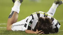 Gelandang Juventus, Mauro German Camoranesi tergeletak seusai disikut bek Napoli, Matteo Contini dalam lanjutan Serie A yang digelar di Olympic Stadium, 31 Oktober 2009. Juve kalah 2-3. AFP PHOTO/EMILIO ANDREOLI 