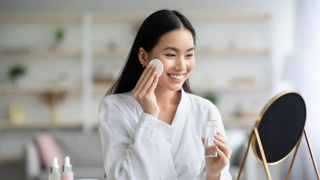 Beda Hydrating Toner vs Exfoliating Toner, Mana yang Sebaiknya Digunakan?