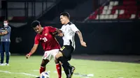 Ramai Rumakiek dari Timnas Indonesia berduel dengan pemain Timor Leste hari Kamis (27/01/2022). (Maheswara Putra/Bola.com)