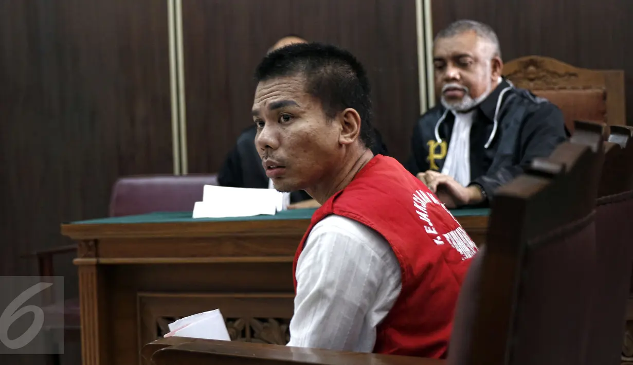 Tersangka mucikari artis, Robbie Abbas (RA) saat menjalani sidang perdana di Pengadilan Negeri Jakarta Selatan, Selasa (18/8/2015). Sidang berisi agenda pembacaan dakwaan terkait dugaan sebagai mucikari prostitusi artis. (Liputan6.com/Yoppy Renato)