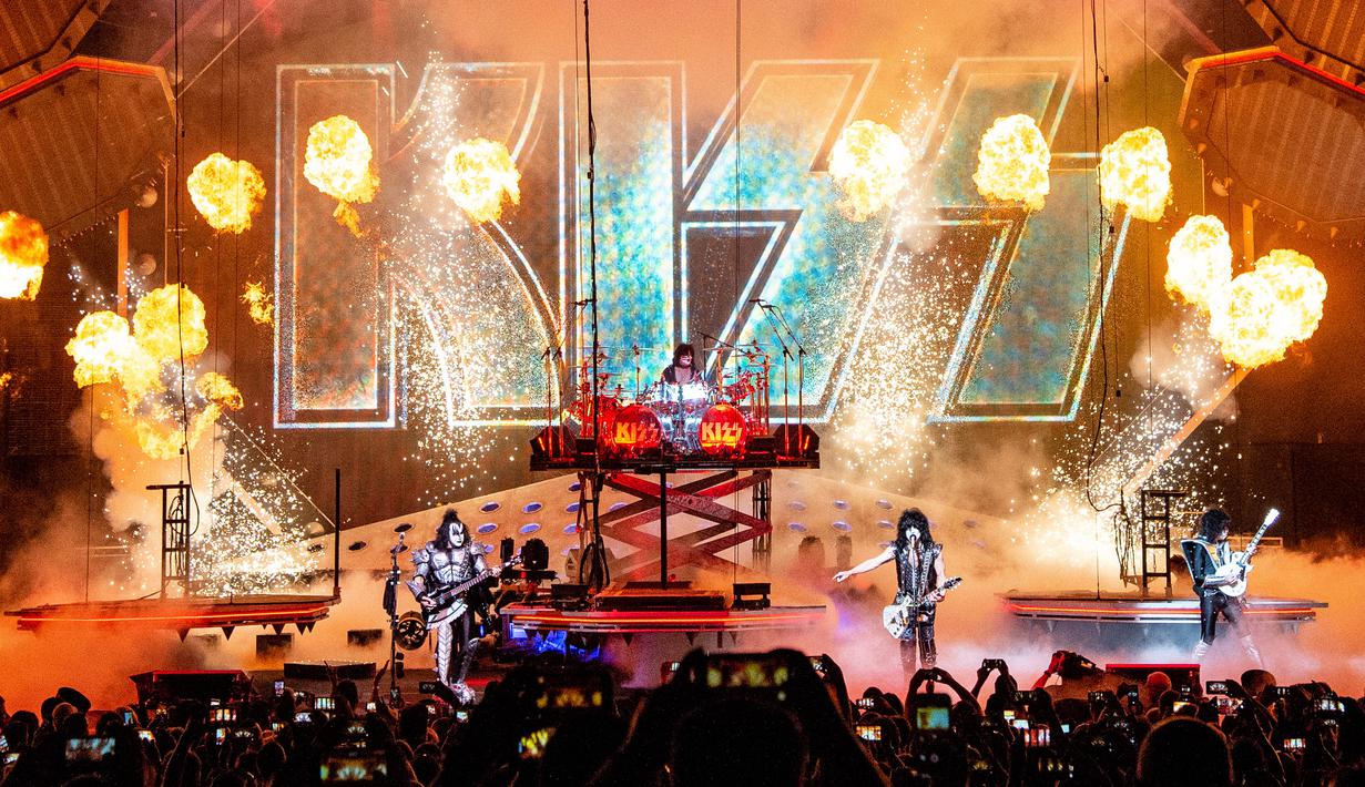 Penampilan band heavy metal KISS dalam tur dunia bertajuk 'End of the Road' di Riverbend Music Center, Cincinnati, Ohio, Amerika Serikat, Kamis (29/8/2019). KISS menggebrak panggung Riverbend Music Center dalam tur perpisahan band tersebut. (Photo by Amy Harris/Invision/AP)