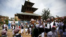 Umat Buddha Nepal mengunakan pakaian tradisional saat festival cahaya atau disebut Neku Jatra-Mataya di Lalitpur, Nepal (31/8/2015).  Hari Mataya adalah hari ketika Shakya Muni mengatasi godaan dan mencapai Nirvana. (REUTERS/Navesh Chitrakar)