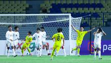 Pemain Timnas Malaysia U-17 merayakan gol ke gawang Timnas Indonesia U-17 dalam laga kedua Grup A Piala AFF U-17 2026 di Stadion Gelora Joko Samudro, Gresik, Kamis (16/4/2026). (Bola.com/M. Iqbal Ichsan)