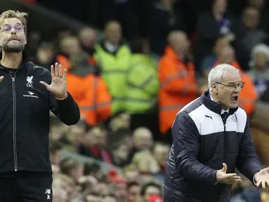 Jurgen Klopp (kiri) beradu strategi dengan  Pelatih Leicester City, Claudio Ranieri (kanan) pada lanjutan liga Premier Inggris di Stadion  Anfield, Liverpool, Sabtu (26/12/2015). Liverpool menang 1-0. (AFP Photo/Lindsey Parnaby)