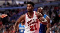 Aksi guard Chicago Bulls, Jimmy Butler, looks pada laga NBA melawan Orlando Magic di United Center, Senin (7/11/2016) waktu setempat. (Reuters/Caylor Arnold-USA TODAY Sports)