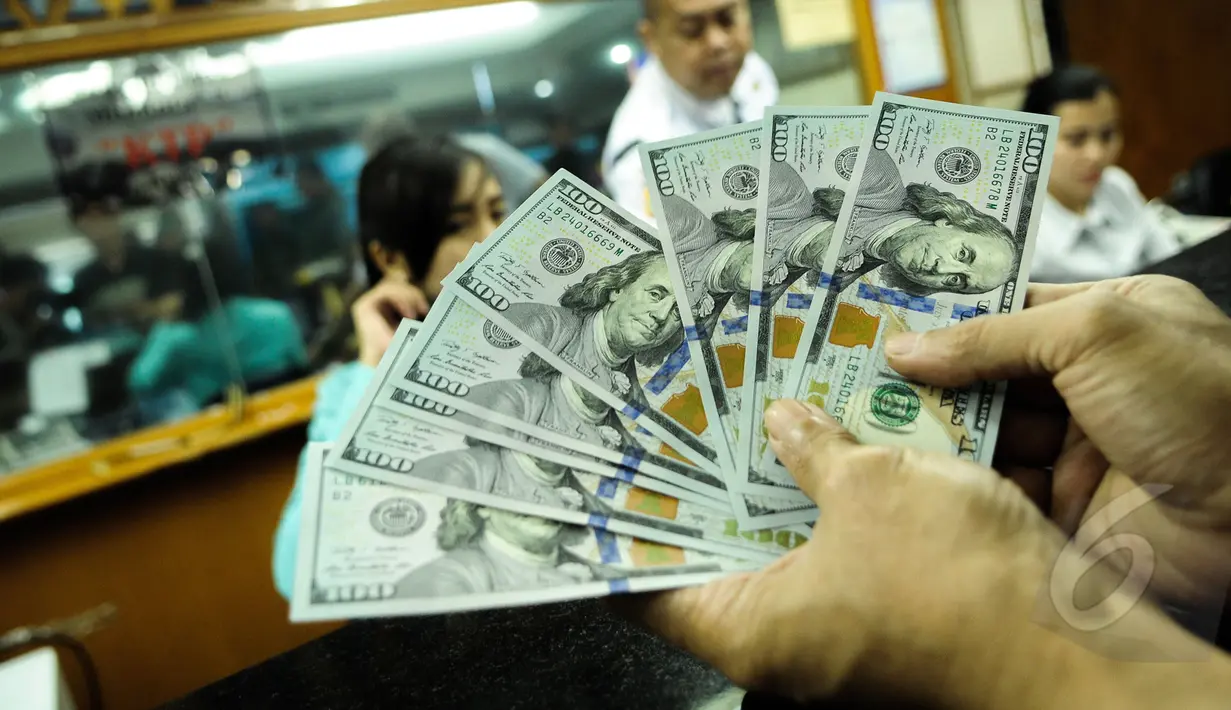 Aktivitas penukaran uang di PT Ayu Masagung, Jakarta, Senin (9/3/2015). Pada awal perdagangan di pasar spot, rupiah dibuka pada level 12.994 atau melemah 18 poin dibanding penutupan akhir pekan lalu di posisi 12.976. (Liputan6.com/Faizal Fanani)