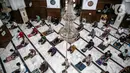 Umat Islam menunaikan salat Jumat berjemaah dengan menerapkan jaga jarak di Masjid Cut Meutia, Jakarta Pusat, Jumat (5/6/2020). Masjid Cut Meutia kembali menyelenggarakan ibadah salat Jumat dalam masa PSBB transisi dengan menerapkan protokol kesehatan secara ketat. (Liputan6.com/Faizal Fanani)