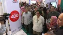Menkeu Sri Mulyani mengunjungi salah satu stan acara JILSE 2016 di Jakarta, Rabu (19/10). Acara ini ditujukan untuk sosialisasi fasilitas Pusat Logistik Berikat (PLB) yang menjadi salah satu paket kebijakan ekonomi pemerintah. (Liputan6.com/Angga Yuniar)