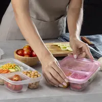 Seorang perempuan sedang menyiapkan kotak bekal dengan makanan sehat (Foto Dok: Freepik/freepik).