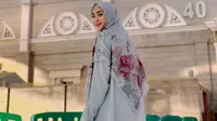 5 Tips Padu Padan Gamis dengan Kerudung Bermotif, Tampil Stylish saat Idul Adha 2025