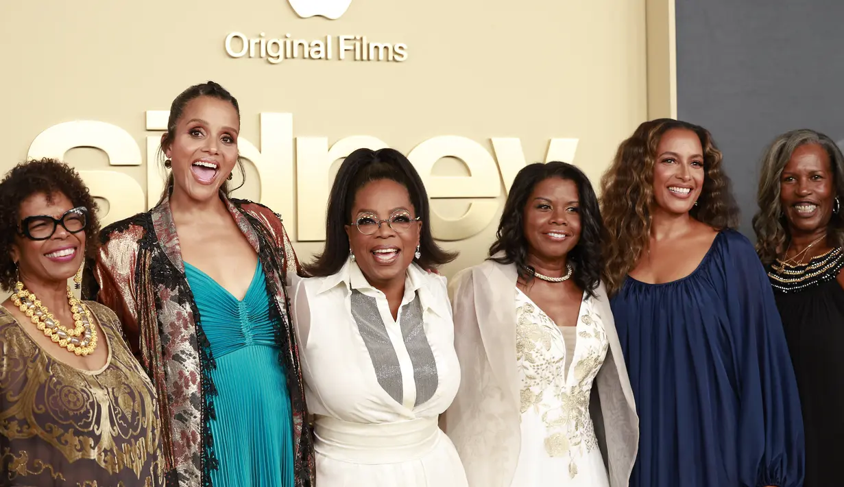 Oprah Winfrey (ketiga kiri) berpose dengan Anika Poitier, Sydney Tamiia Poitier Beverly Poitier-Henderson, Pamela Poitier dan Sherri Poitier saat menghadiri pemutaran perdana film "Sidney" di Academy Museum of Motion Pictures di Los Angeles, California (21/9/2022). Sidney adalah film dokumenter tentang aktor legendaris Hollywood Sidney Poitier. Film - yang mengikuti kehidupan dan warisannya - akan tayang perdana pada 23 September 2022 di Apple TV+. (AFP/Michael Tran)