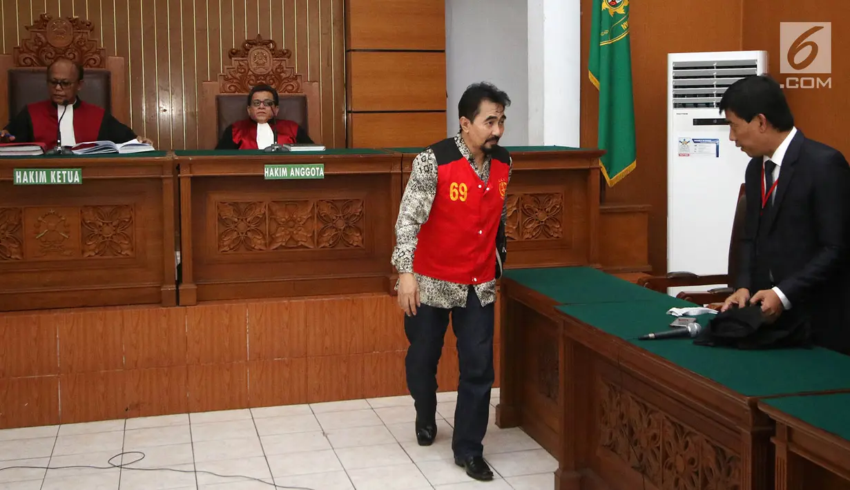 Gatot Brajamusti atau Aa Gatot berdiskusi dengan kuasa hukumnya saat sidang pedana kasus kepemilikan senjata api ilegal dan satwa langka di PN Jakarta Selatan, Selasa (10/10). Sidang beragendakan pembacaan dakwaan oleh JPU (Liputan6.com/Immanuel Antonius)