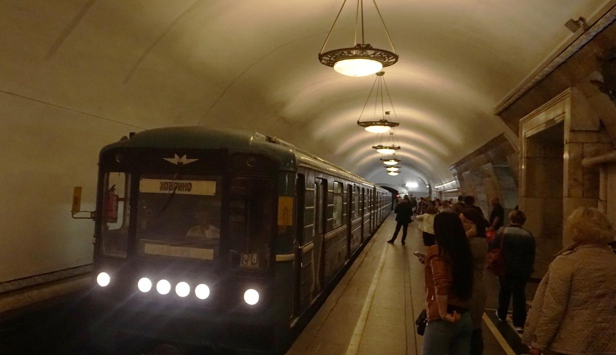 Transportasi saya memilih menggunakan kereta bawah tanah atau biasa disebut metro. Kali ini saya naik metro di Stasiun Paveletskaya yang kebetulan tidak terlalu ramai, kalau dibandingkan Stasiun Tanah Abang. (Bola.com/Okie Prabhowo)