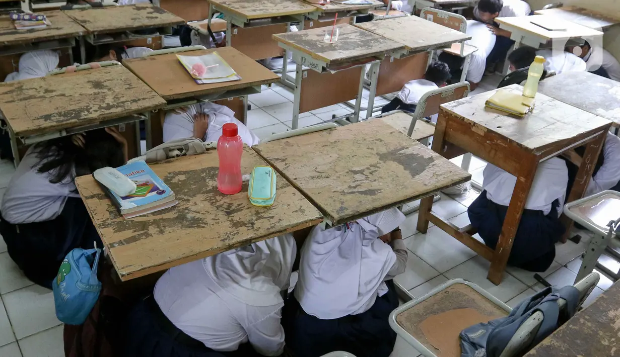 Pelaksanaan simulasi ini melibatkan berbagai pihak yang memiliki keahlian darurat bencana, seperti petugas pemadam kebakaran, Basarnas, dan tim ahli K3 perusahaan. (Liputan6.com/Herman Zakharia)